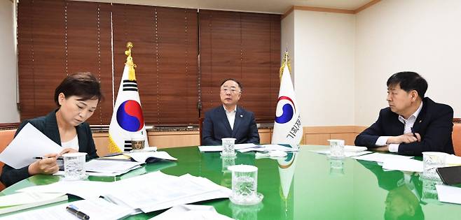 ‘녹실회의’ 홍남기 부총리 겸 기획재정부 장관(가운데)과 김현미 국토교통부 장관(왼쪽), 구윤철 국무조정실장이 7일 정부서울청사에서 열린 관계장관회의에서 부동산 시장 동향을 점검하고 대응 방안을 논의하고 있다.  연합뉴스