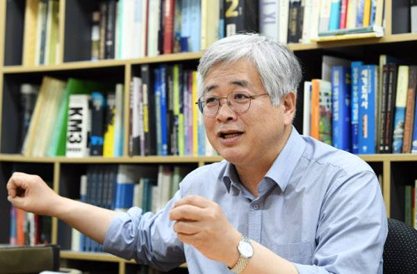 심교언 건국대 부동산학과 교수는 “정부가 열심히 노력하고 애는 쓰는데, 지금까지의 부동산 정책은 간지러운 곳을 두고 엉뚱한 데를 피나도록 긁는 격”이라며 아쉬움을 표했다. 최종학 선임기자