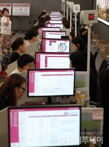 한 아파트 분양 견본주택에서 방문객들이 청약 접수를 위한 상담을 받고 있다./사진= 김창현 기자
