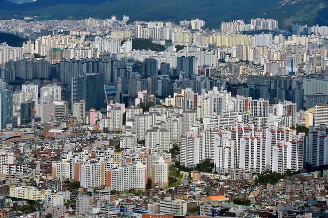정부 고위공직자의 약 40%가 여전히 다주택자로 나타났다. 사진은 서울시내 한 아파트 밀집 지역. /사진=뉴시스 DB