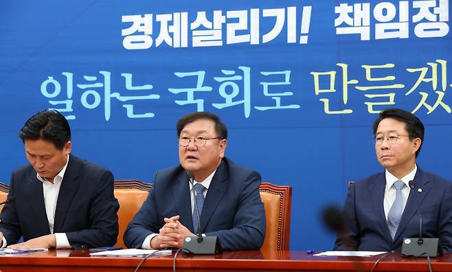 김태년(가운데) 더불어민주당 원내대표가 7일 서울 여의도 국회에서 열린 더불어민주당 원내대책회의에 참석해 현안관련 발언을 하는 모습. /사진=뉴시스 장세영 기자