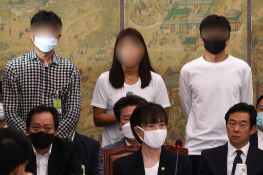 고 최숙현 선수 사망 사건과 관련 지난 6일 국회에서 열린 문화체육관광위원회 전체회의에서 왼쪽부터 경주시청 트라이애슬론 감독, 코치, 선수가 의원 질의에 답하고 있다. 뉴스1
