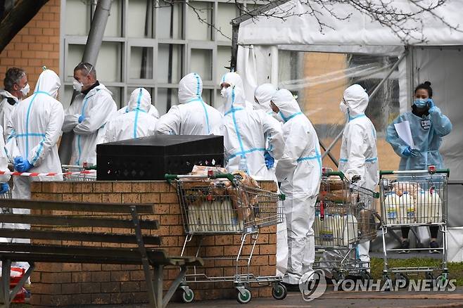'코로나19 봉쇄' 아파트에 식품 공급하는 호주 소방관들 (멜버른 EPA=연합뉴스) 호주 빅토리아 주 멜버른에서 방호복 차림 소방관들이 7일(현지시간) 신종 코로나바이러스 감염증(코로나19) 확산 방지를 위해 봉쇄된 아파트 주민들에게 식품을 공급할 준비를 하고 있다. 주정부는 코로나19 확진자가 급증하자 멜버른 시내 9개 아파트를 봉쇄하는 비상조치를 취했다. sungok@yna.co.kr