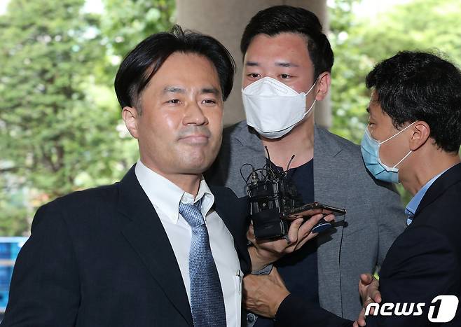손석희 JTBC 사장에게 채용과 금품을 요구한 혐의로 재판에 넘겨진 프리랜서 기자 김웅 씨가 8일 오전 서울 마포구 서부지방법원에서 열린 선고공판에 출석하고 있다. 김웅 씨는 2017년 5월 손석희 사장이 일으킨 접촉사고를 보도하지 않는 조건으로 JTBC 채용과 2억4000만원 상당의 금품을 요구한 혐의로 기소됐다. 2020.7.8/뉴스1 © News1 박지혜 기자