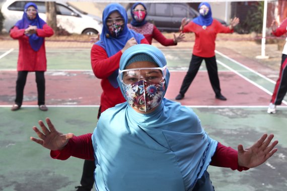 코로나19 예방 장비를 착용하고 가벼운 운동을 하고 있는 인도네시아 국민들. 뉴시스AP