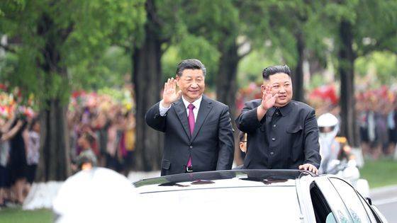 지난해 6월 20일 북한 평양 방문에 나선 시진핑 중국 국가주석이 김정은 북한 국무위원장과 함께 무개차에 올라 환영 나온 평양 시민들에게 손을 흔들며 인사하고 있다. [중국 신화망 캡처]