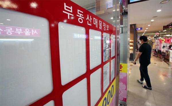 투기과열지역 전세대출 규제를 이틀 앞둔 8일 서울 송파구 한 공인중개업소 광고판에서 전세 매물이 사라졌다. 이 지역은 지난달 토지거래허가구역으로 지정된 후 매도물건이 급감한 가운데 전세매물 역시 시세가 하루에도 급등하는 경우가 많아 광고판이 의미가 없어 비워둔 상태라고 중개업자들은 설명했다. [한주형 기자]