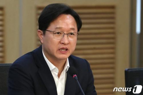 (서울=뉴스1) 임세영 기자 = 강병원 더불어민주당 의원이 27일 오전 서울 여의도 국회 의원회관에서 열린 지소미아 폐기 이후 대한민국 외교안보전략 긴급토론회에서 모두발언을 하고 있다. 2019.8.27/뉴스1