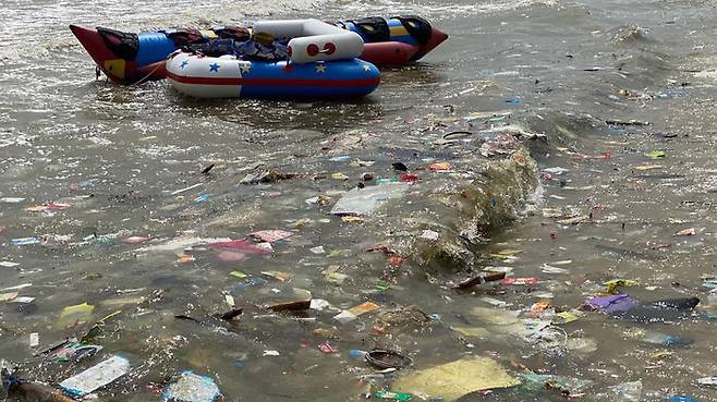 방샌 해변에 가득 밀려온 플라스틱 쓰레기 더미들