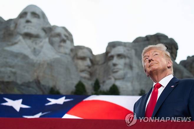 '큰 바위 얼굴' 앞에 선 트럼프 (키스톤 AFP=연합뉴스) 도널드 트럼프 미국 대통령이 3일(현지시간) 독립기념일 행사를 위해 사우스 다코다 주 키스톤에 있는 러시모어산에 도착하고 있다. 러시모어산 '큰 바위 얼굴'은 조지 워싱턴·토머스 제퍼슨·시어도어 루스벨트·에이브러햄 링컨 등 4명의 전직 대통령 얼굴이 조각돼 있다. sungok@yna.co.kr