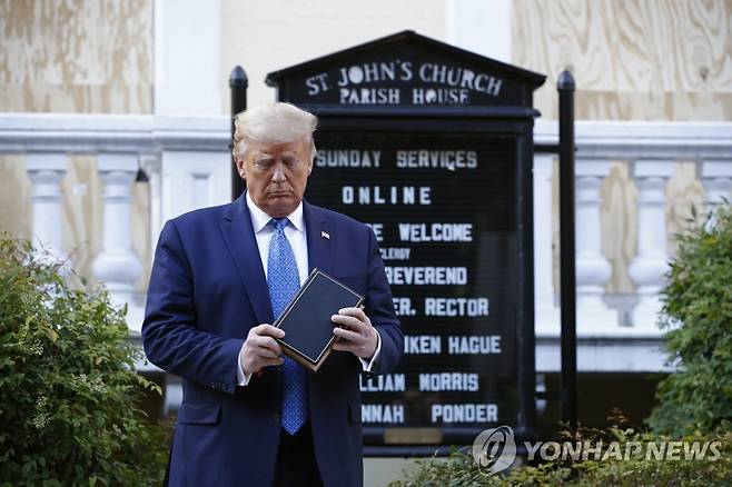 세인트존스교회 앞에서 성경을 들고 있는 트럼프 대통령 [AP=연합뉴스]