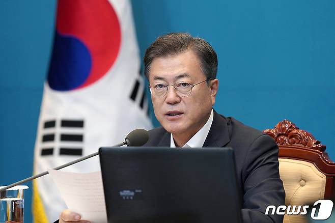 문재인 대통령이 6일 청와대 여민관에서 수석·보좌관 회의를 주재하고 있다. (청와대 제공) 2020.7.6/뉴스1 © News1 유승관 기자