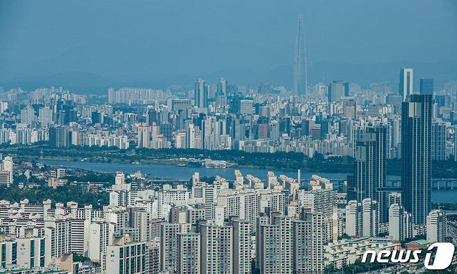 7일 서울 영등포구 63스퀘어 전망대에서 바라본 서울 시내 아파트. 2020.7.7/뉴스1 © News1 안은나 기자