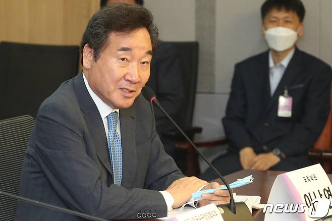 이낙연 더불어민주당 의원이 9일 오전 서울 여의도 국회 의원회관에서 열린 전국시장군수구청장협의회 복지대타협 국회토론회에서 발언하고 있다. 2020.7.9/뉴스1 © News1 성동훈 기자