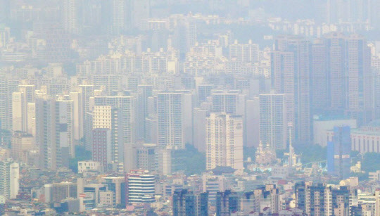 정부가 세제 개편안을 담은 추가 부동산 대책을 오는 10일 발표한다. 서울 아파트 단지 전경. <연합뉴스>