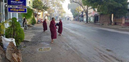 어린 동자승들이 이른 아침에 발우를 들고 맨발로 길거리를 지나고 있는 모습. [사진 조남대]
