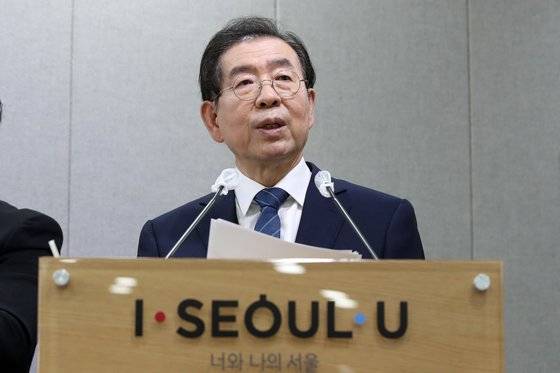 박원순 서울시장이 8일 오전 서울 중구 서울시청 브리핑룸에서 서울판 '그린 뉴딜'에 대해 설명하고 있다. 뉴스1