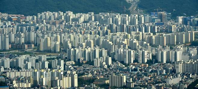 정세균 국무총리가 다주택을 보유한 정부 고위공직자에게 실거주지만 남기고 다 팔라고 당부한 만큼 이들이 실행에 옮겨 정부의 부동산정책에 힘을 실어줄지 관심이 집중된다. 사진은 서울시내 한 아파트 밀집 지역. /사진=뉴시스 DB