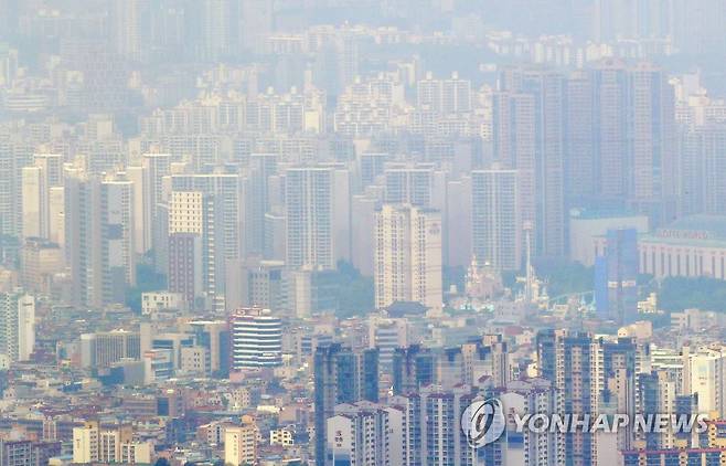 투기성 매매에 압박 나선 정부 (서울=연합뉴스) 김도훈 기자 = 정부가 부동산 가격 안정을 위해 다주택자와 단기간 투기성 매매자에 대한 세금을 인상하는 방안을 추진 중이다.      5일 기획재정부와 더불어민주당에 따르면 정부·여당이 이번 주중 이런 내용 등을 담은 종합부동산세와 양도소득세 등 법 개정안을 국회에 제출할 예정이다.      사진은 5일 오전 서울 시내의 아파트 단지 모습. 2020.7.5 superdoo82@yna.co.kr