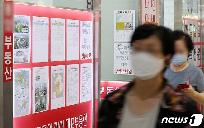 정부와 여당이 오는 10일 다주택자에 대해 종합부동산세 실효세율을 대폭 강화하는 내용 등을 담은 부동산 세제 대책을 발표한다. 사진은 9일 오후 서울 송파구 공인중개업소의 모습. © News1 김진환 기자