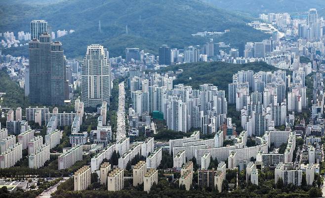 2020년 7월 3일 정부의 각종 규제에도 서울 강남 부동산 가격이 하락하지 않는 가운데, 평당 1억이 넘는 서울 강남구 대치동 래미안 대치팰리스 아파트. 앞쪽이 은마아파트 왼쪽에 타워팰리스가 보인다. /조인원 기자