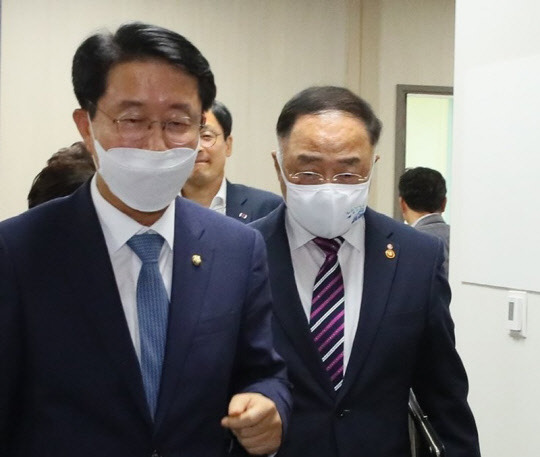 조정식(왼쪽) 더불어민주당 정책위의장과 홍남기 경제부총리가 지난 9일 국회 의원회관에서 부동산 정책 관련 고위당정협의를 마치고 나오고 있다.<연합뉴스>