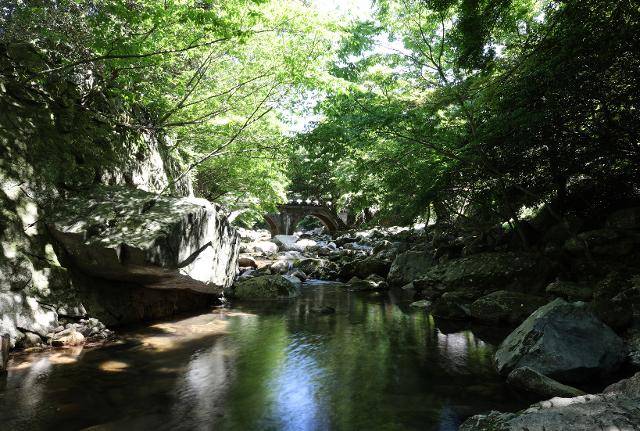 대흥사 입구 장춘계곡은 여름철 지역 주민들이 최고로 꼽는 피서지다. 유선관 부근 장춘계곡.