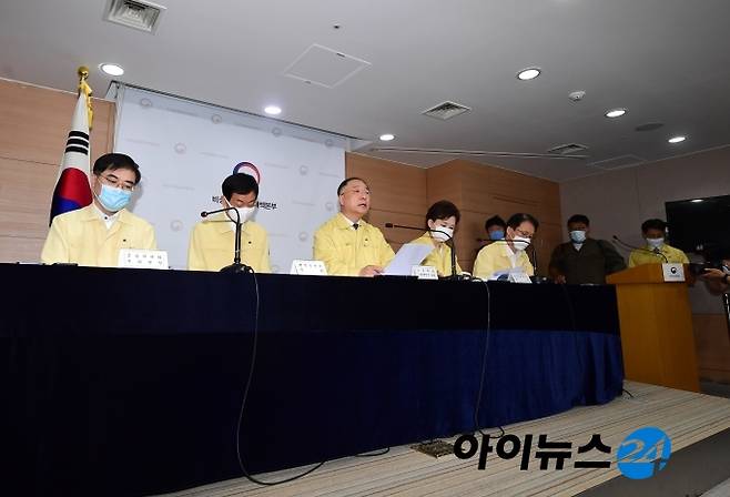 홍남기 경제부총리 및 각부처 장관들이 10일 서울 종로구 세종로 정부서울청사 브리핑룸에서 '부동산 보완대책 추진안'을 발표하고 있다.