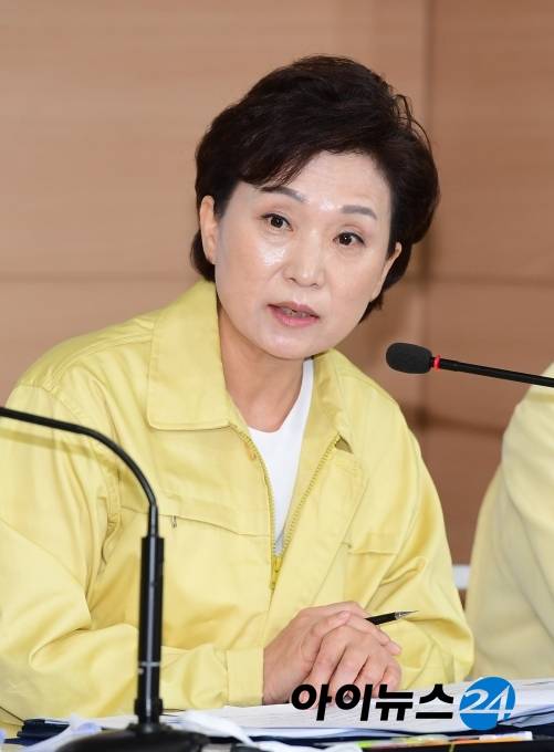 김현미 국토교통부장관이 10일 오전 정부서울청사에서  6·17 부동산 정책 후속 대책 발표 자리에서 질의응답을 갖고 있다.