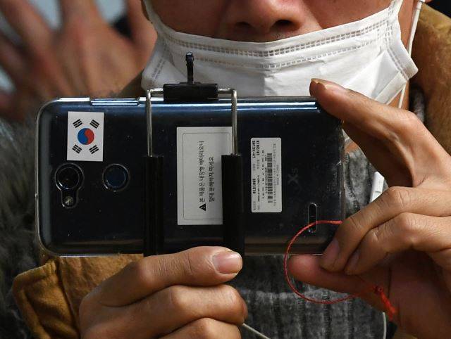 한 보수 유튜버가 지난해 2월 10일 서울 여의도 국회 의원회관에서 청와대 특별감찰반의 민간인 사찰 의혹을 제기한 김태우 전 검찰수사관의 기자회견에 참석해 핸드폰으로 생중계 하고 있다. 윤성호 기자