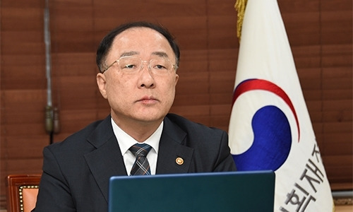 홍남기 부총리는 자신의 페이스북에 글을 올려 “1주택자가 아니라는 무거운 마음을 내려놓겠다”며 “가족 같이 함께해온 의왕 아파트를 매각하고자 한다. 오늘(9일) 매각 의뢰했다”고 말했다. /사진제공=기획재정부