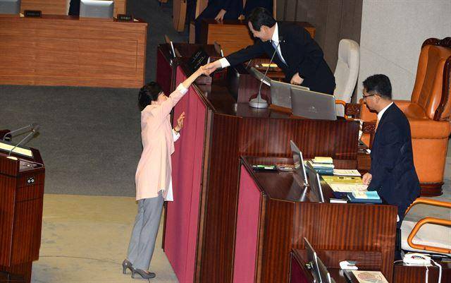 20대 국회 개원을 맞아 박근혜 대통령이 2016년 6월 13일 본회의장에서 개원 축하연설을 마친 후 의장석의 정세균 국회의장과 손을 올려 악수하고 있다. 이로부터 6개월 후인 12월 9일 박근혜 대통령의 탄핵안이 본회의에 상정되어 정세균의장이 가결 선언하게 된다. 오대근 기자