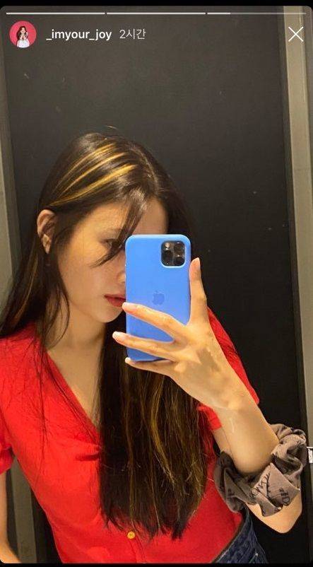 가르마를 중심으로 몇 가닥만 염색한 블리치 헤어 스타일로 눈길을 끈 '레드벨벳' 조이. 사진 조이 인스타그램