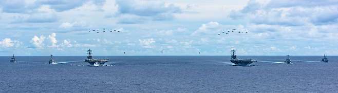 지난 4일 남중국해서 훈련 중인 미군 항공모함 니미츠호와 로널드 레이건 호 위의 상공에는 함재기들이 비행하는 모습이 보인다. 미해군 제공