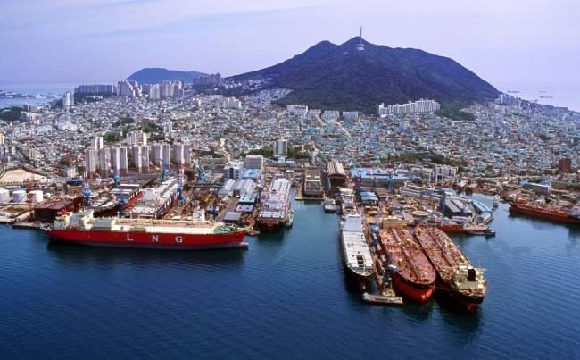 군함을 건조하는 한진중공업 영도조선소 전경. [한진중공업 제공]