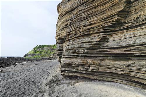 검은모래해변에서 본 수월봉 지층 [사진/조보희 기자]
