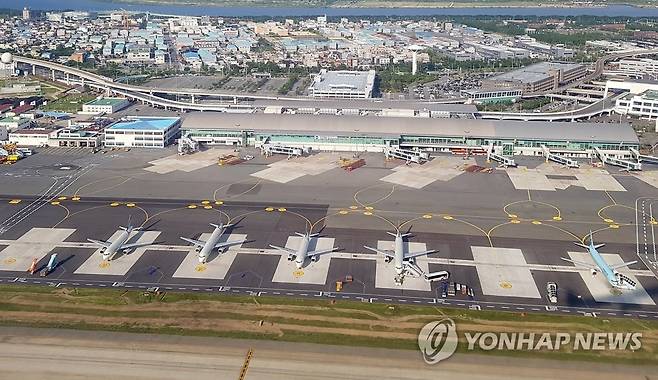 코로나 여파 날개 잃은 김해공항 국제선 [연합뉴스 자료사진]