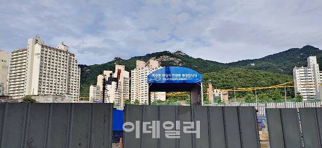 ‘노원 롯데캐슬 시그니처’ 공사 현장. 뒷편으로 수락산이 보인다(사진=김용운 기자)