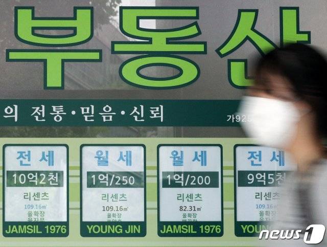 정부가 22번째 부동산 대책을 놓은 가운데 12일 서울시내 한 부동산 공인중개사 사무소에 매물 전단이 붙어있다.

정부는 지난 10일 ‘제10차 비상경제 중앙대책본부 회의’를 열고 다주택자의 종합부동산세 최고세율을 6.0%로 상향 조정하는 내용의 ‘주택시장 안정 보완대책’ 발표했다.

최고세율 6.0%는 현행 종부세 최고세율 3.2%의 약 두배로, 지난해 12·16 부동산대책(4.0%)보다 2.0%포인트 올랐다. 2020.7.12/뉴스1 (서울=뉴스1)