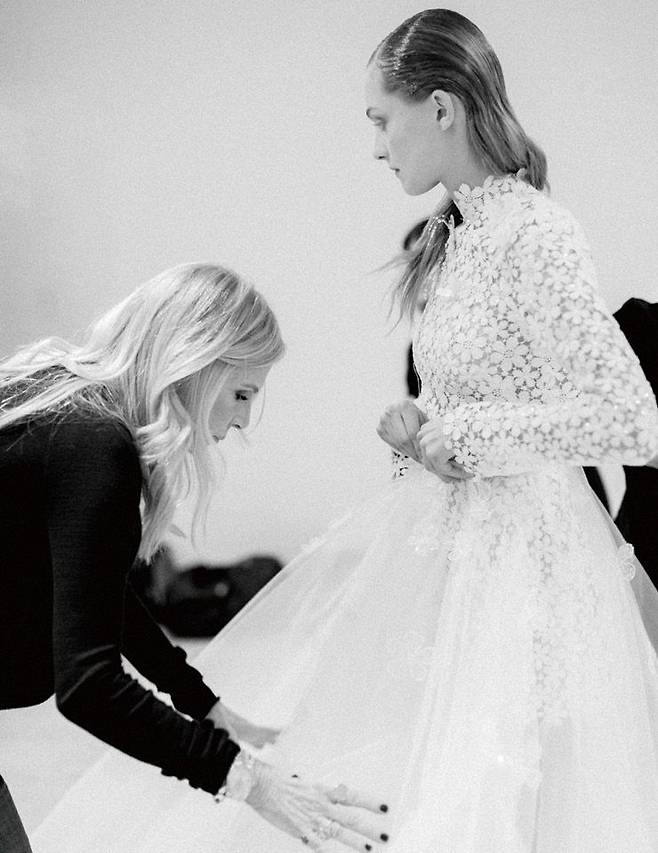 스튜디오에서 피팅 작업 중인 미라와 모델들.