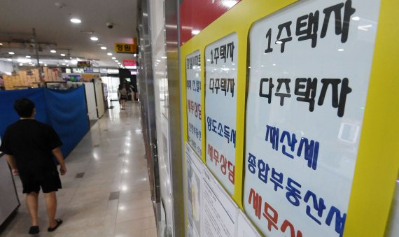 12일 서울 잠실의 공인중개사사무소 밀집지역이 한산한 모습을 보이고 있다. 정부가 6·17 부동산 대책을 내놓은 지 한달도 안돼 7·10 대책을 내놓자 시장이 '버티기'에 돌입한 모습이다. 사진=김범석 기자