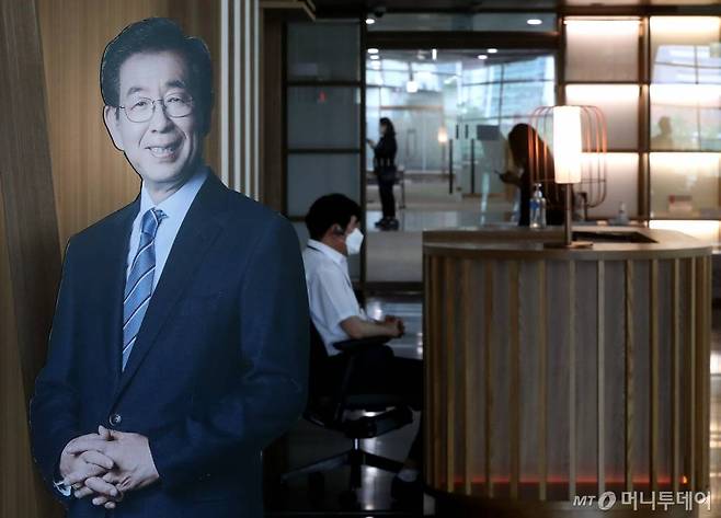 박원순 서울시장이 사망한 채 발견된 가운데 10일 오전 서울시청 시장실 앞에 환하게 웃고 있는 박 시장의 사진이 보이고 있다. / 사진=홍봉진 기자 honggga@