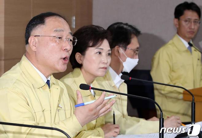 (서울=뉴스1) 박정호 기자 = 홍남기 경제부총리 겸 기획재정부 장관이 10일 오전 서울 종로구 세종대로 정부서울청사에서 가진 제10차 비상경제 중앙대책본부 회의 결과 브리핑에서 '주택시장 안정 보완대책'을 발표하고 있다. 2020.7.10/뉴스1