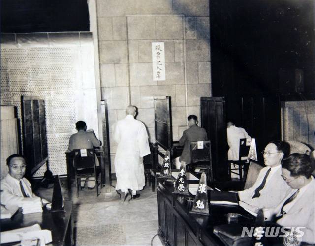 [서울=뉴시스] 1948년 7월 20일 제33차 국회 본회의에서 초대 대통령 선출을 위해 투표를 하는 국회 의원들. 오전 회의에서 이승만 후보가 출석 의원 196명 중 180명의 지지로 대통령에 선출됐고, 오후의 부통령 선거에서는 임시정부 출신의 이시영이 133표를 얻어 당선됐다. (사진=미국 국립문서기록청) 2020.07.12. photo@newsis.com (* 위 사진은 재배포, 재판매, DB 및 활용을 금지합니다)