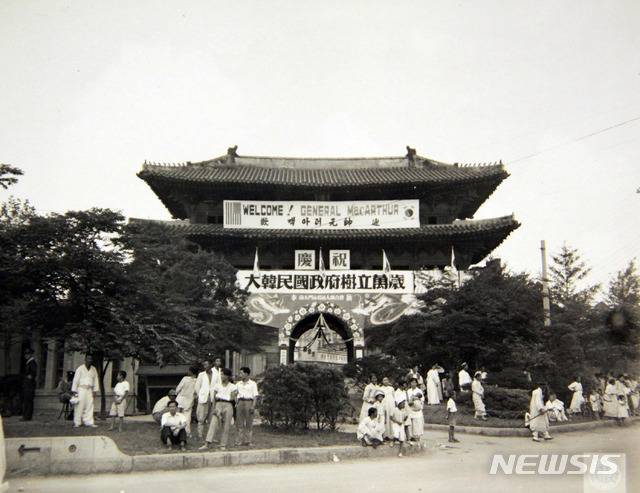 [서울=뉴시스] 1948년 8월 15일 남대문에 ‘경축 대한민국 정부 수립 만세’와 ‘맥아더 원사 환영’이라고 쓴 두 개의 현수막이 걸려 있다. (사진=미국 국립문서기록청) 2020.07.12. photo@newsis.com (* 위 사진은 재배포, 재판매, DB 및 활용을 금지합니다)