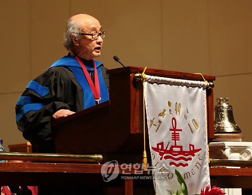 박한식 교수는 2010년 4월1일 모어하우스대학에서 열린 ‘간디·킹·이케다 평화상’ 시상식에서 원고 없이 즉석 수상 연설을 했다. 사진 박한식 교수 제공