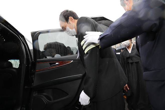 고(故) 박원순 서울시장의 아들 박주신씨가 13일 오전 서울시청에서 영결식을 마친 뒤 청사를 나서고 있다. 연합뉴스