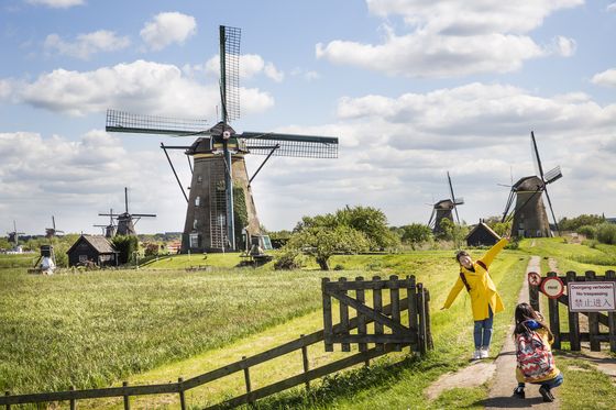 Visitors at Kinderdijk, the Netherlands. [KINDERDIJK WORLD HERITAGE FOUNDATION]
