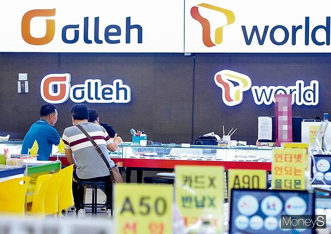 5G 도입을 주도한 정부와 이동통신사가 통신요금을 둘러싼 갈등을 계속하면서 680만명 5G 가입자의 피해만 커지는 모양새다. 서울 신도림테크노마트 휴대전화 집단상가에서 상담을 하는 고객. /사진=장동규 기자