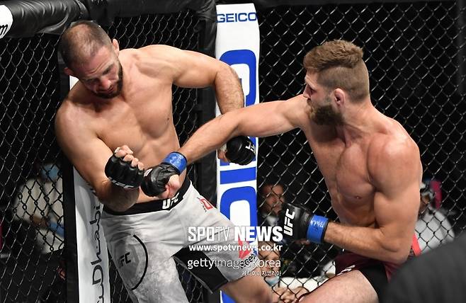 ▲ 옥타곤 데뷔전에서 대어 볼칸 우즈데미르를 잡고 퍼포먼스 오브 더 나이트를 받게 된 이리 프로차즈카.